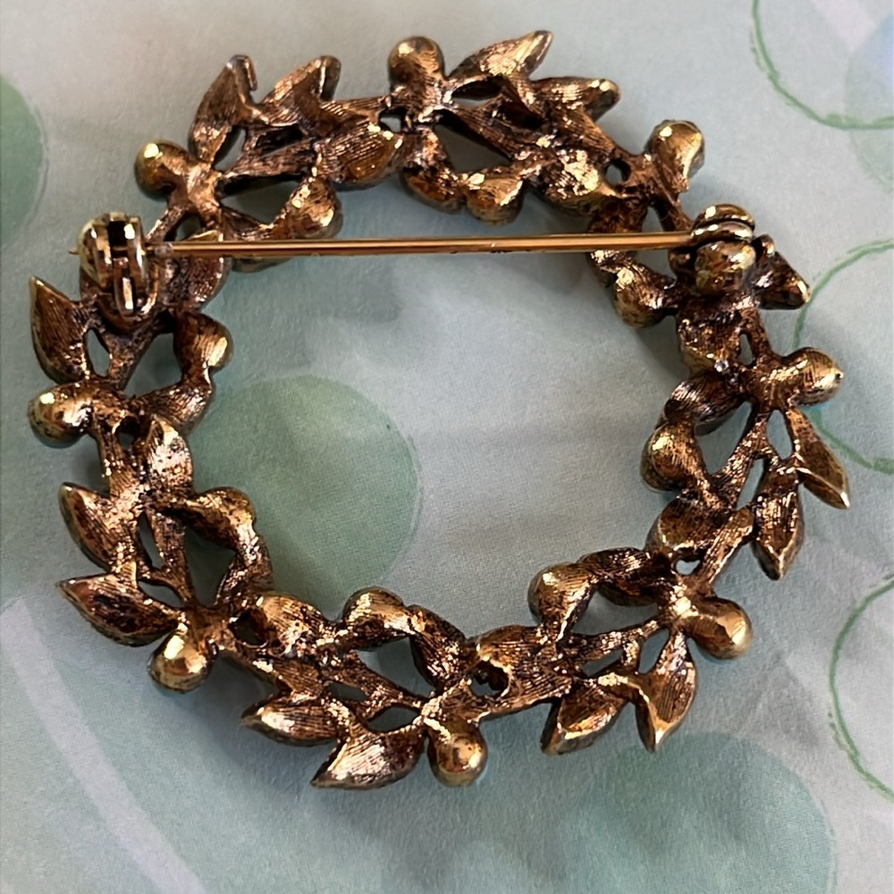 Lot of 4 vintage dainty brooches enamel, rhinestones, milk glass, embellishments - Picture 6 of 13
